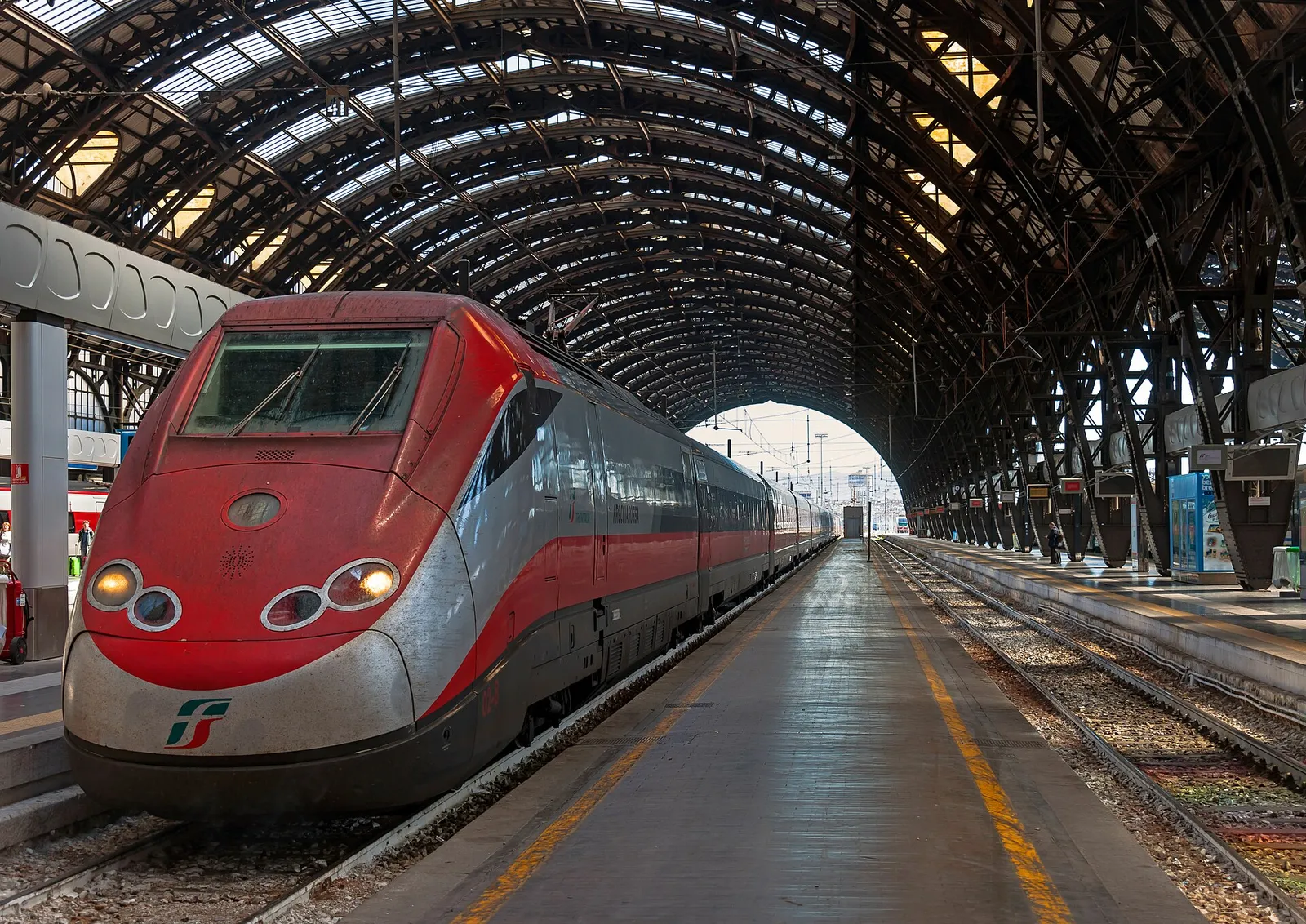 Rame de train à grande vitesse à quai (illustration)