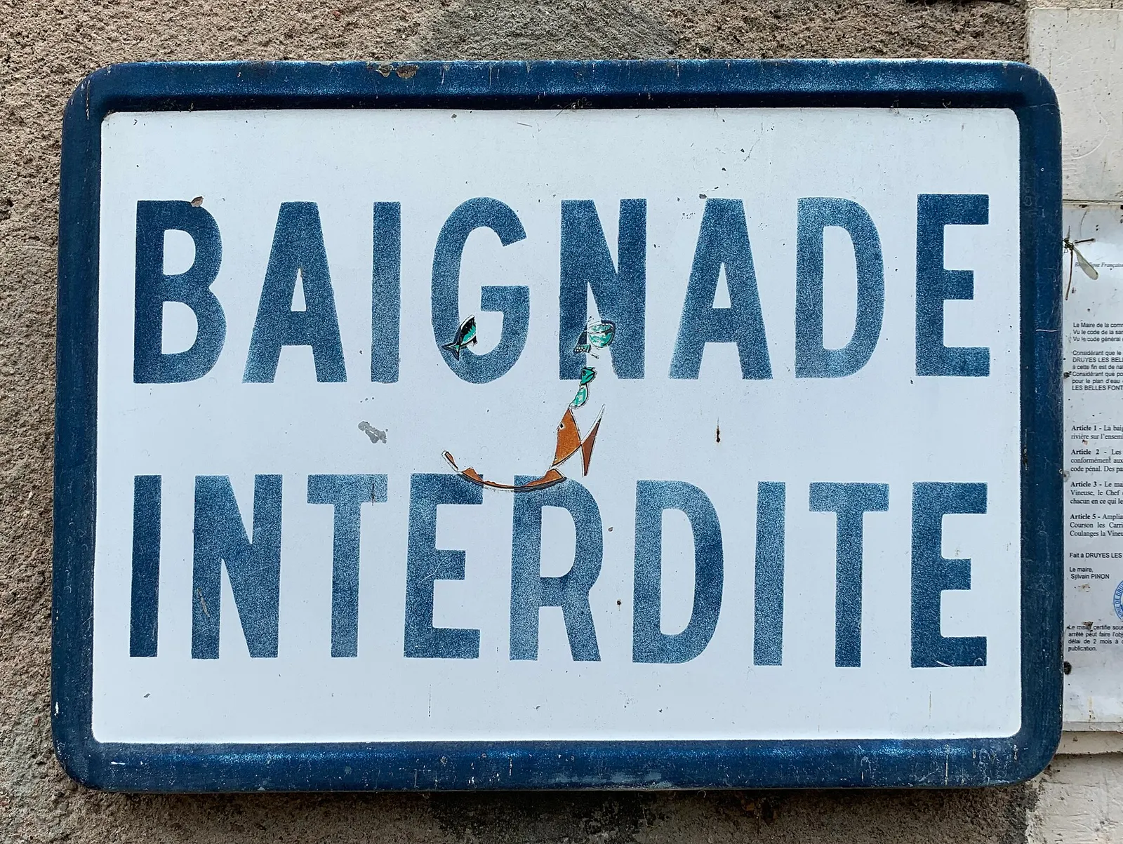 Un panneau « Baignade interdite » au bord d'un lac