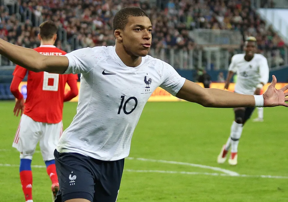 Kylian Mbappé sur un terrain de football (illustration)