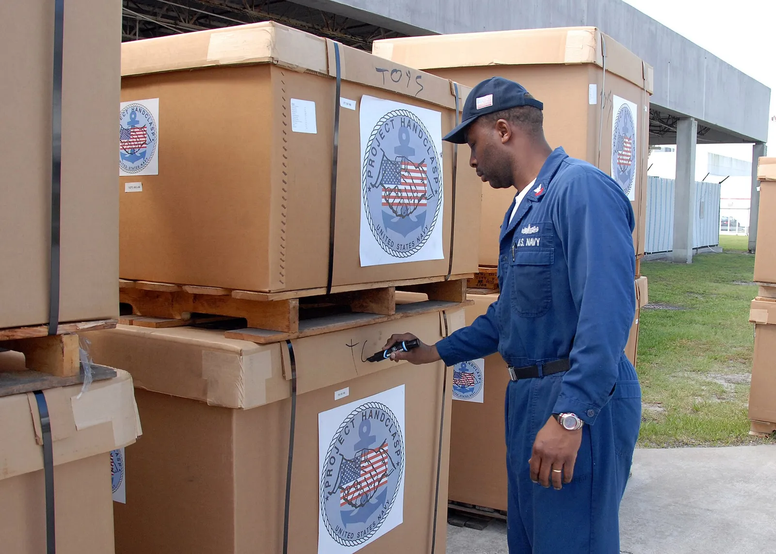 Cartons d'aide humanitaire (illustration)