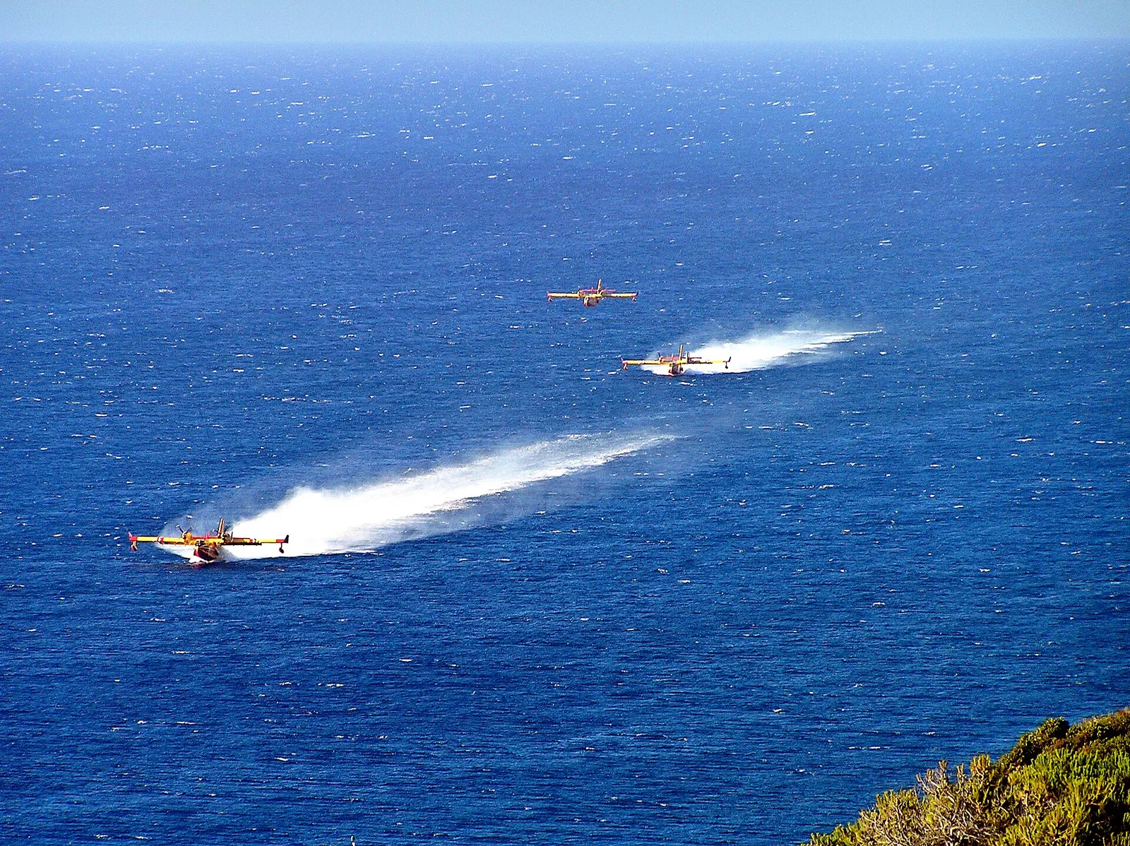 Un avion bombardier d'eau écope en mer près de Calvi