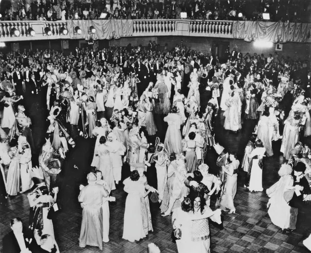 Une salle de bal lors d'une soirée costumée (illustration historique)