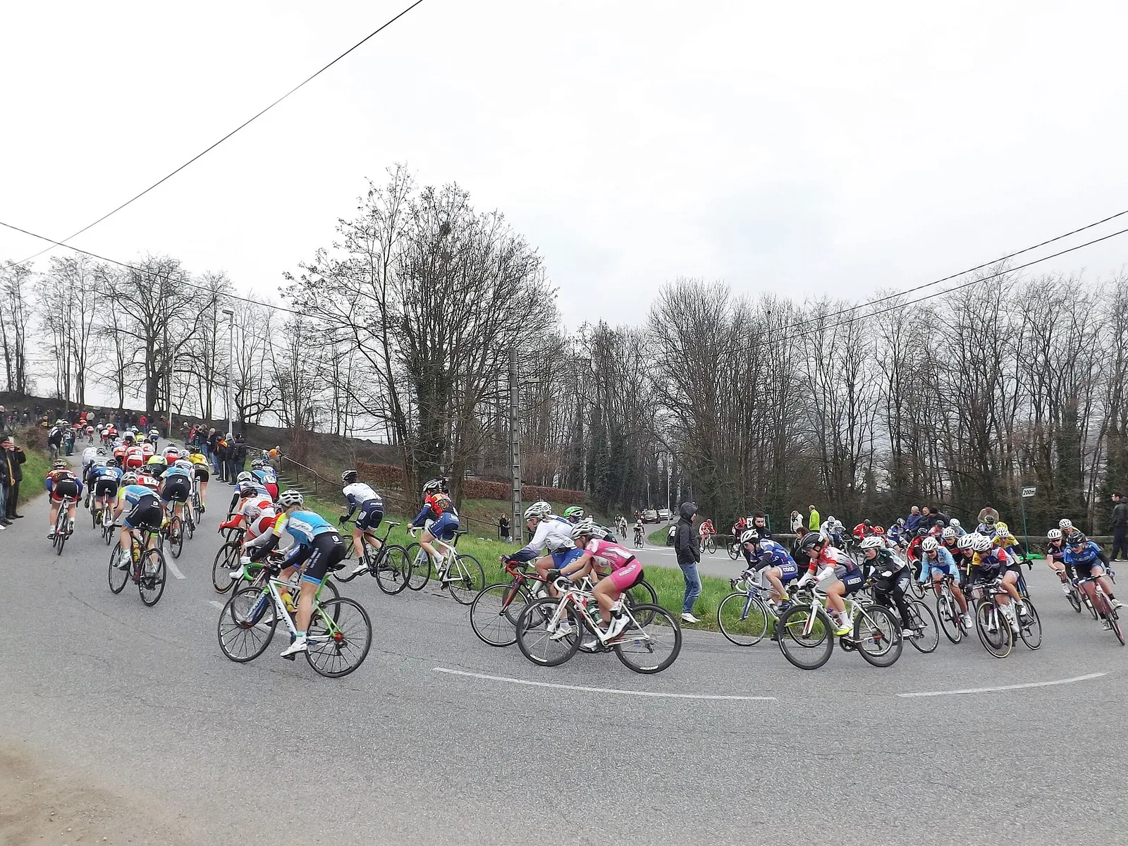 Coureurs cyclistes dans une ascension de montagne