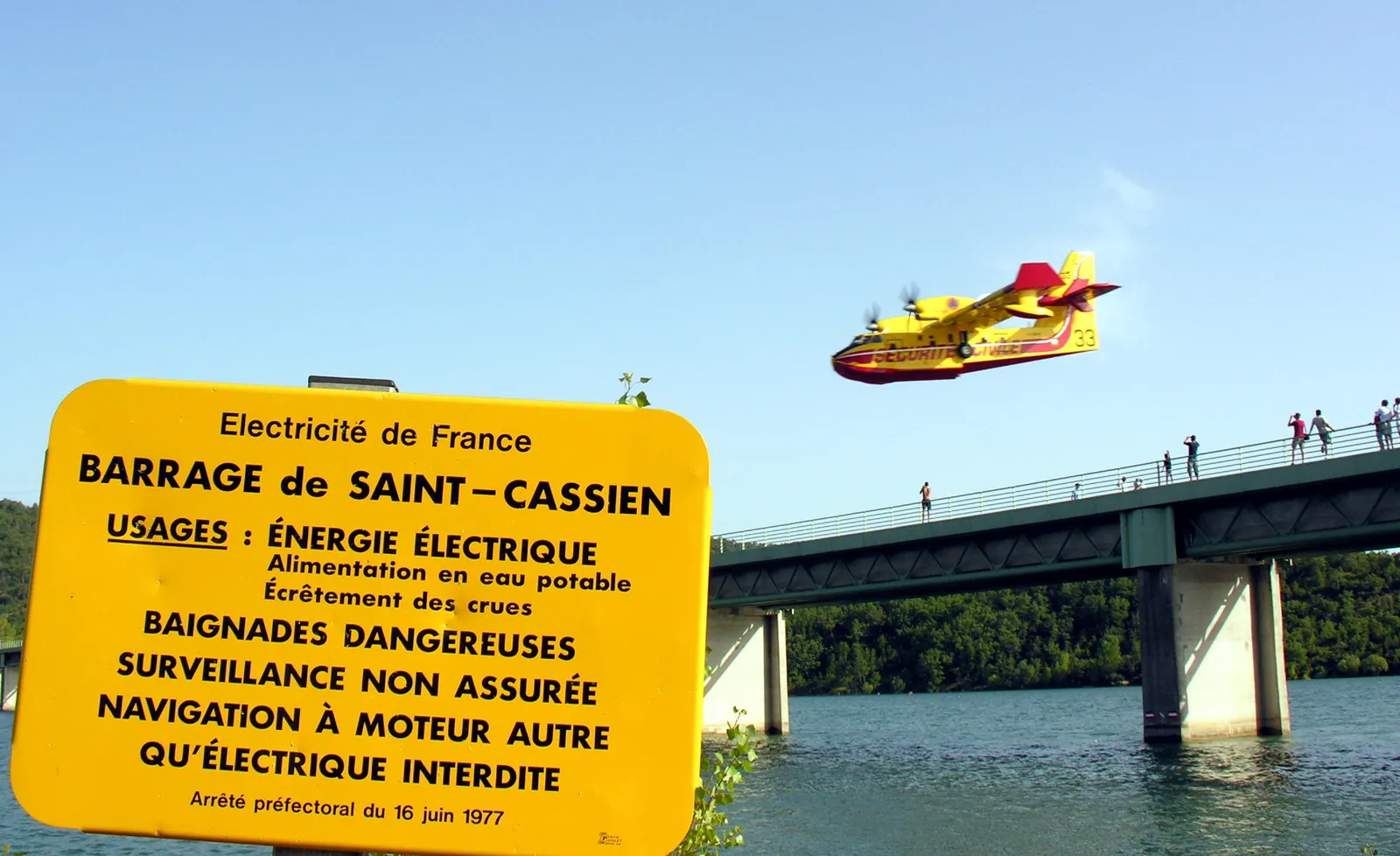 Bombardier d'eau en action au-dessus d'un massif du sud de la France