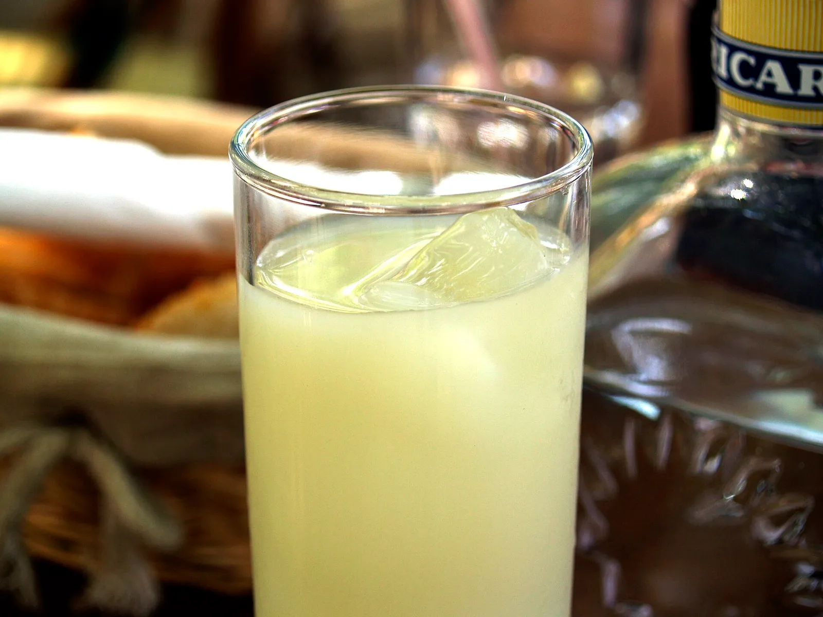 Un verre de pastis allongé d'eau, à la couleur jaune laiteuse