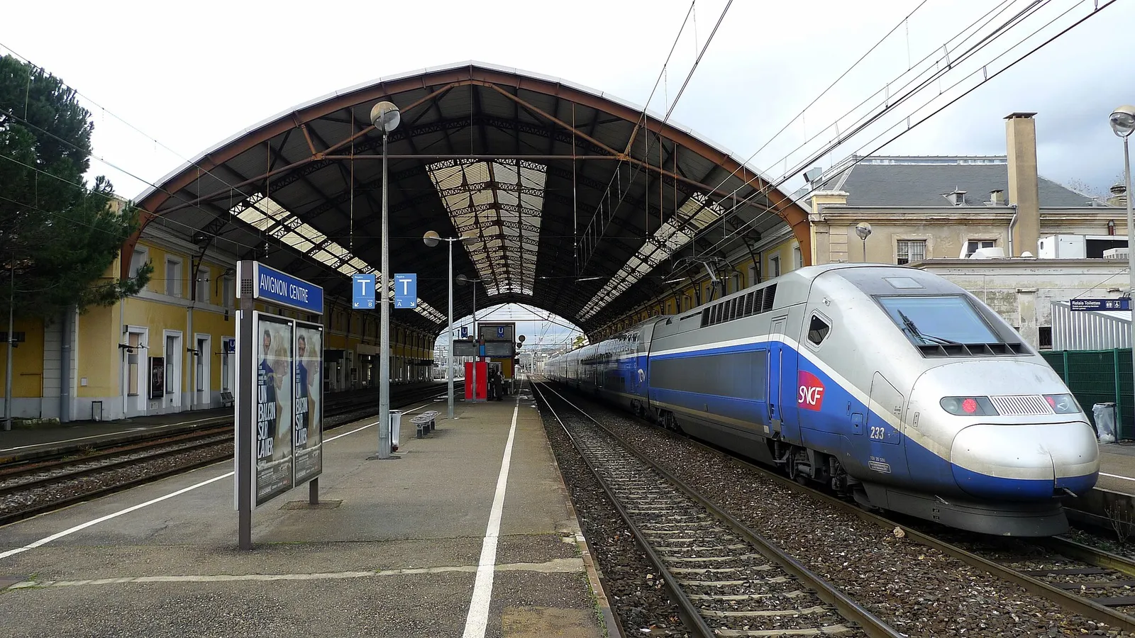 Un TGV à quai en gare d'Avignon