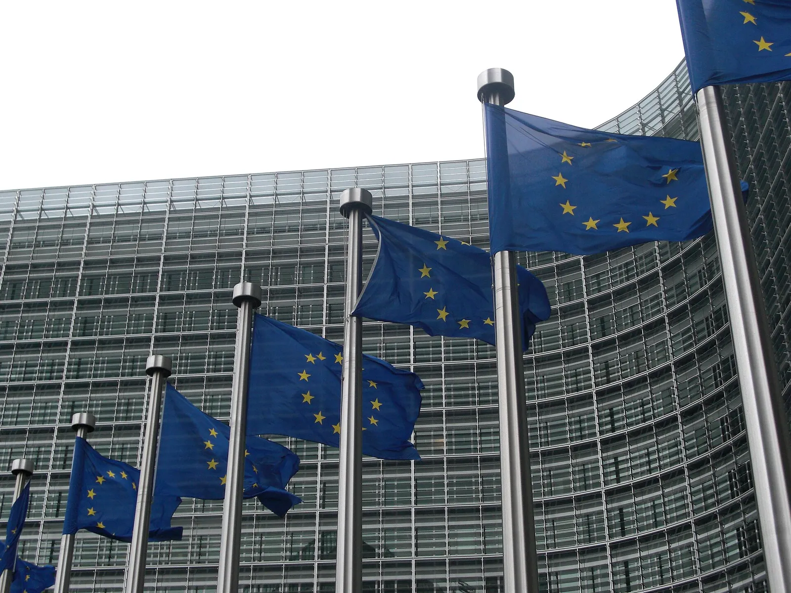 Drapeaux européens devant la Commission (illustration)