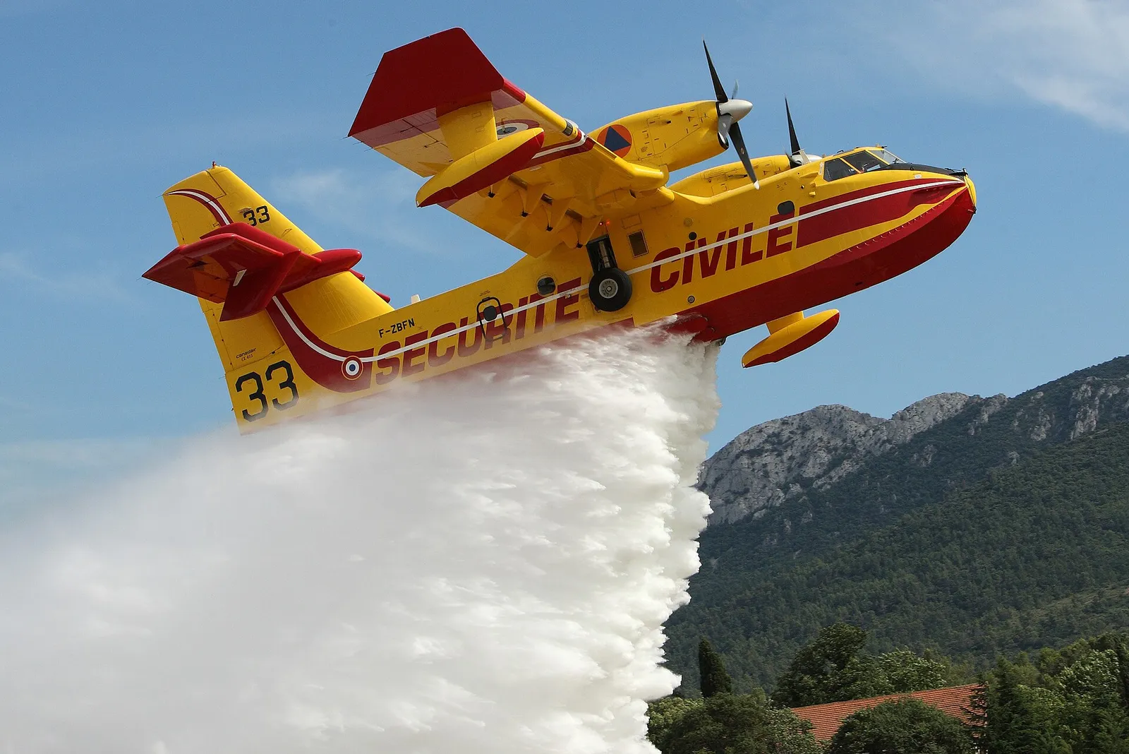Avion bombardier d'eau intervenant sur un feu de forêt en France