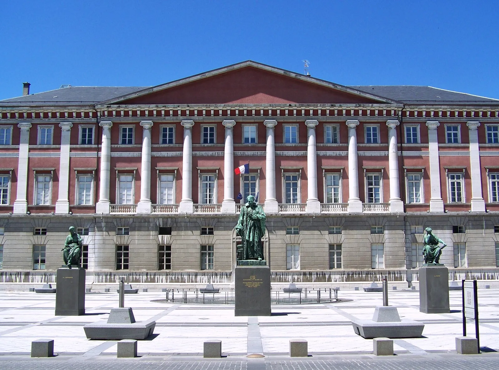 Façade d'un palais de justice en France