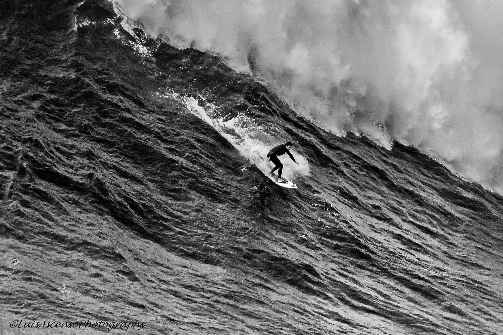 Un surfeur affronte une vague géante à Nazaré, au Portugal