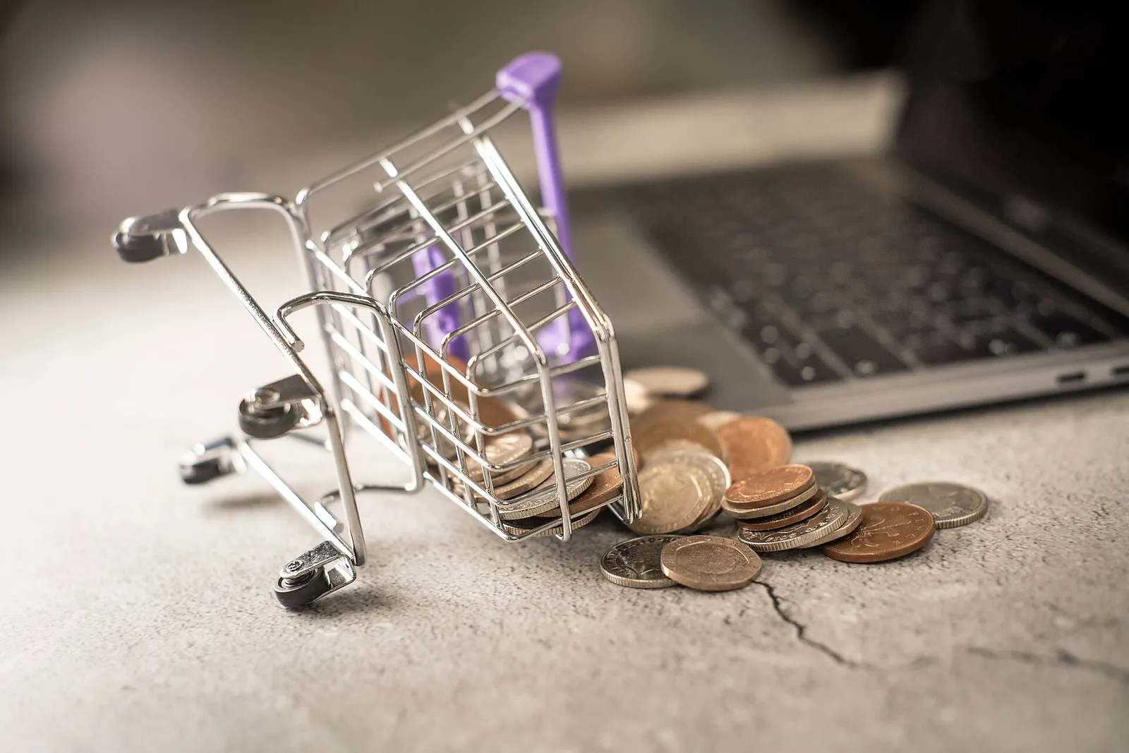 Un caddie miniature symbolisant l'achat en ligne