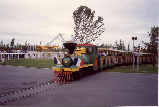 Le train quittant la gare principale du parc Mirapolis