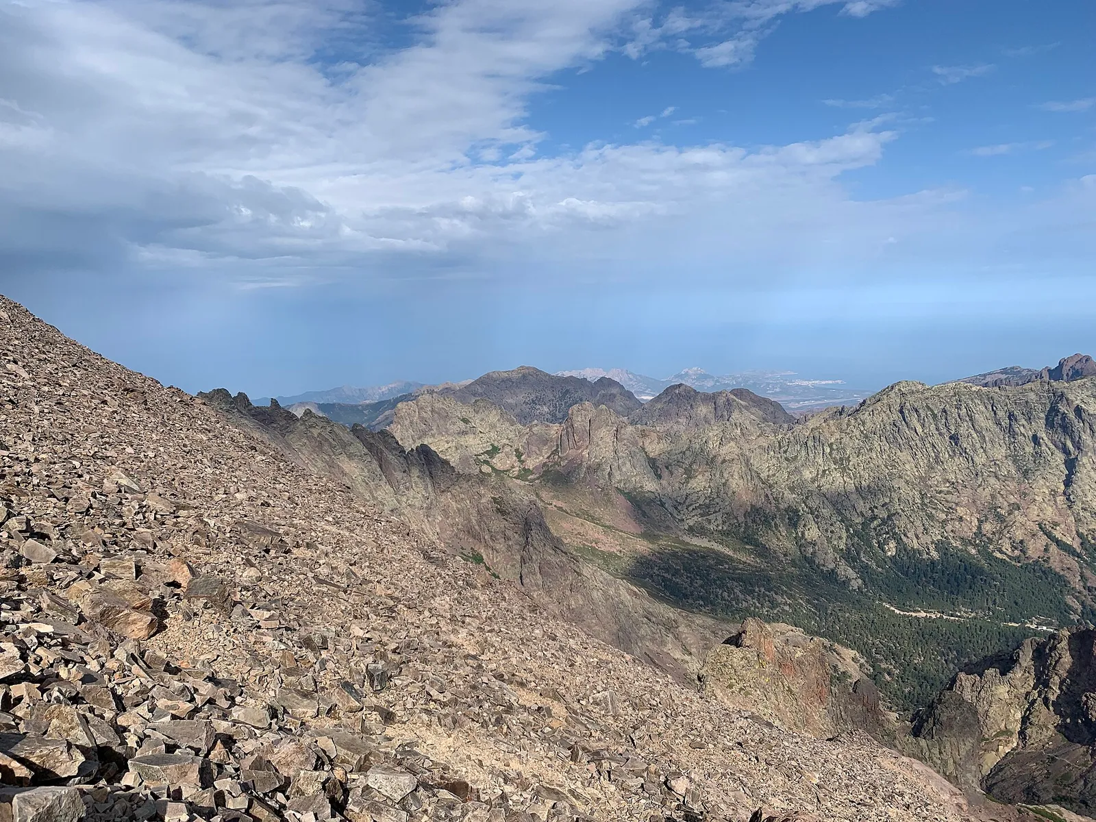 Le sentier du GR20 vers le Monte Cinto, en Corse