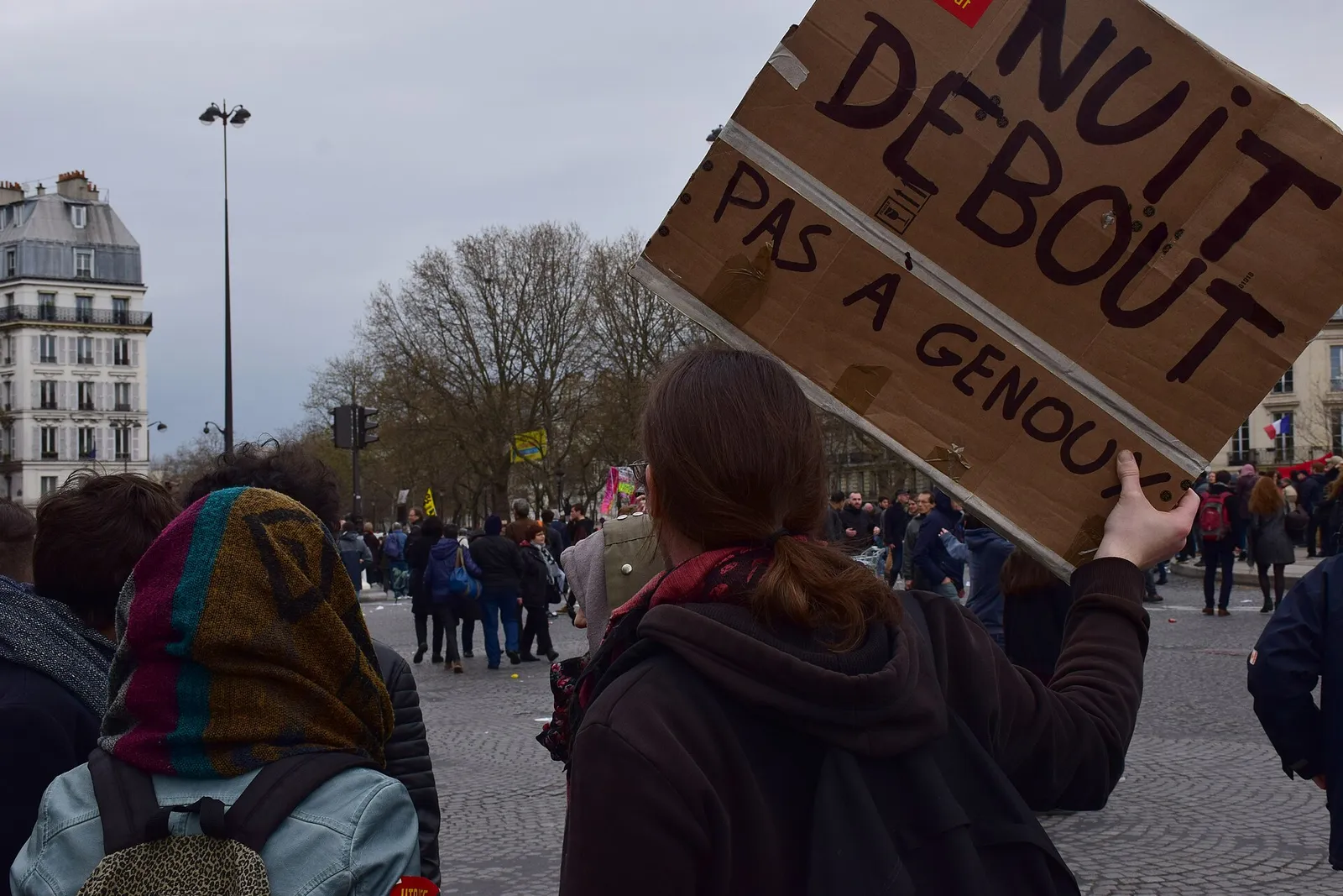 Cortège de manifestants dans les rues de Paris (image d'illustration)