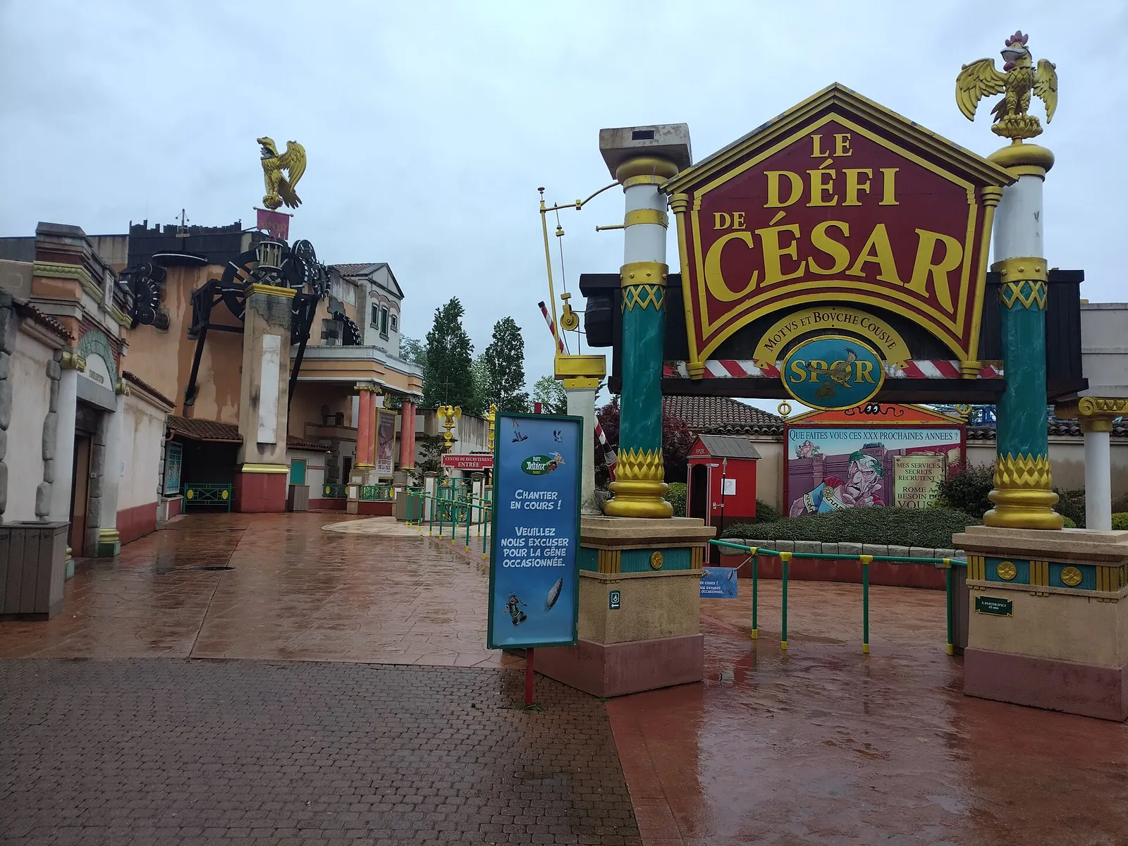 Décor inspiré de l'univers d'Astérix dans un parc d'attractions