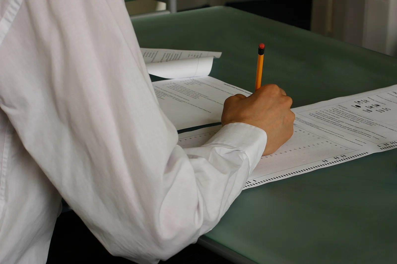 Un élève écrit lors d'un examen (illustration)