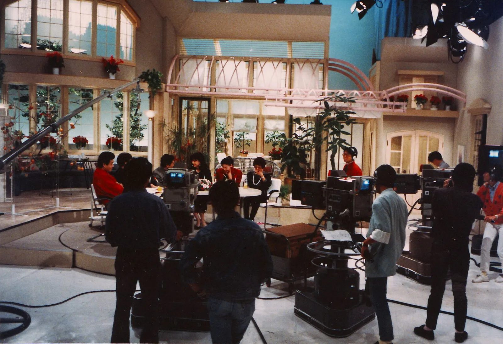 Plateau de télévision avec caméras (illustration)