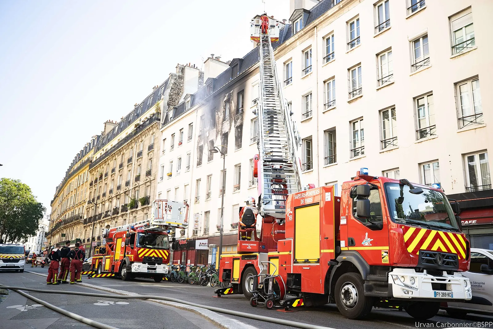 Une échelle pivotante automatique des sapeurs-pompiers déployée