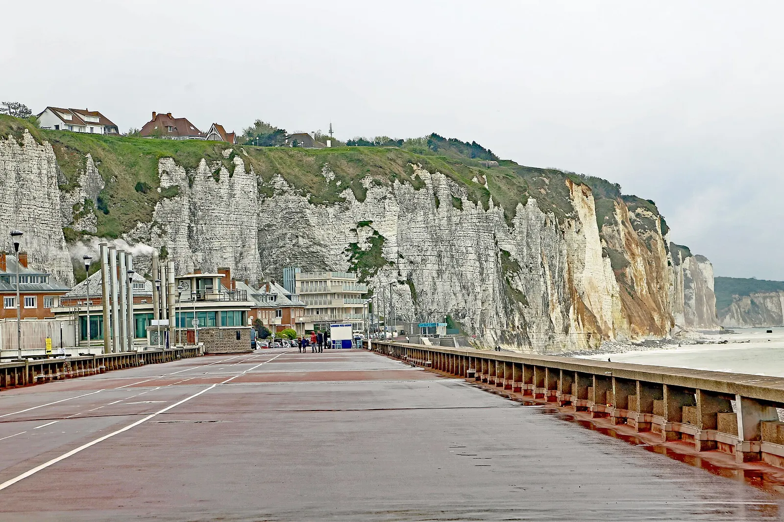 Le front de mer et les falaises de Dieppe, en Normandie