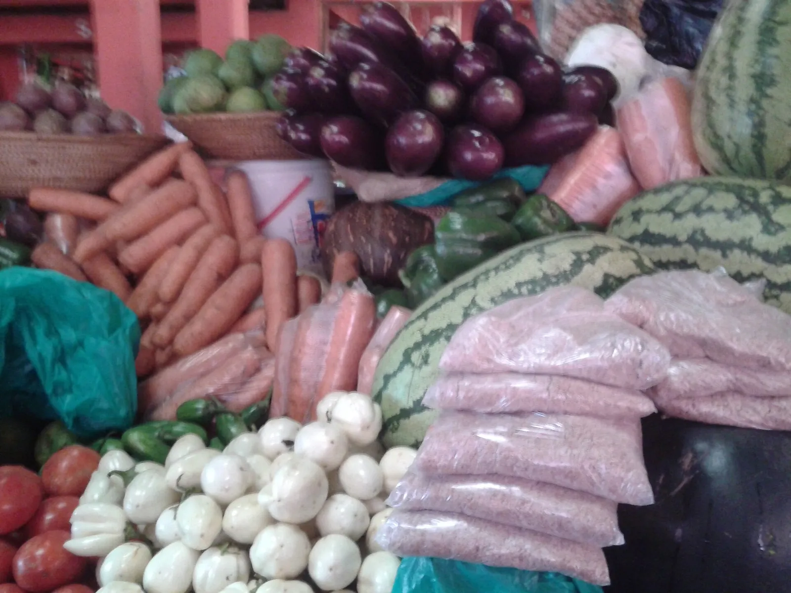 Un étal de fruits et de légumes frais