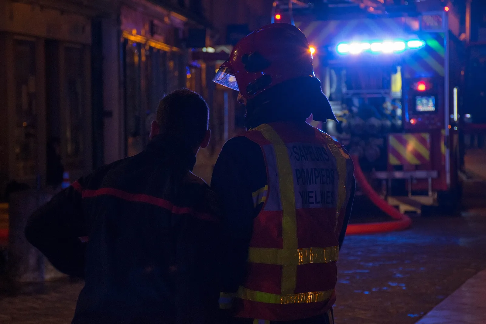 Des sapeurs-pompiers en intervention avec leur véhicule