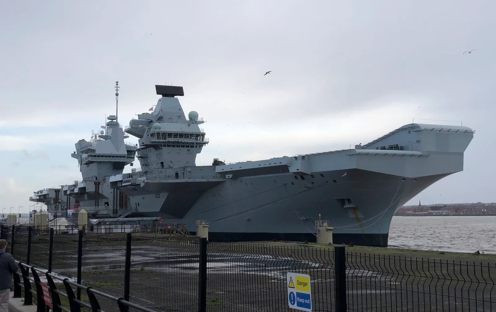 Le porte-avions britannique HMS Prince of Wales