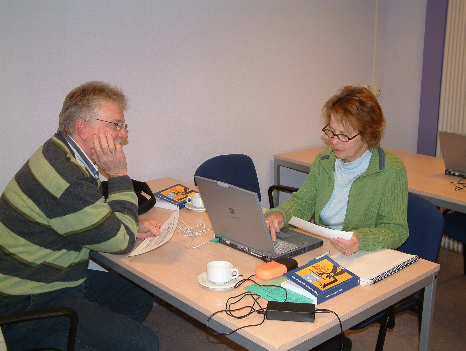 Des salariés au travail dans un bureau (illustration)