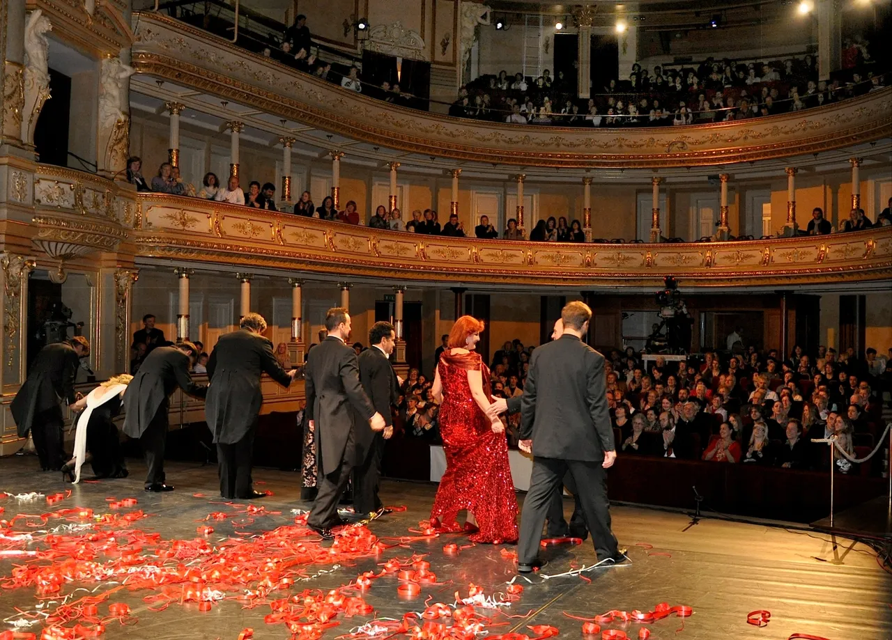 La scène et la salle d'un opéra (illustration)