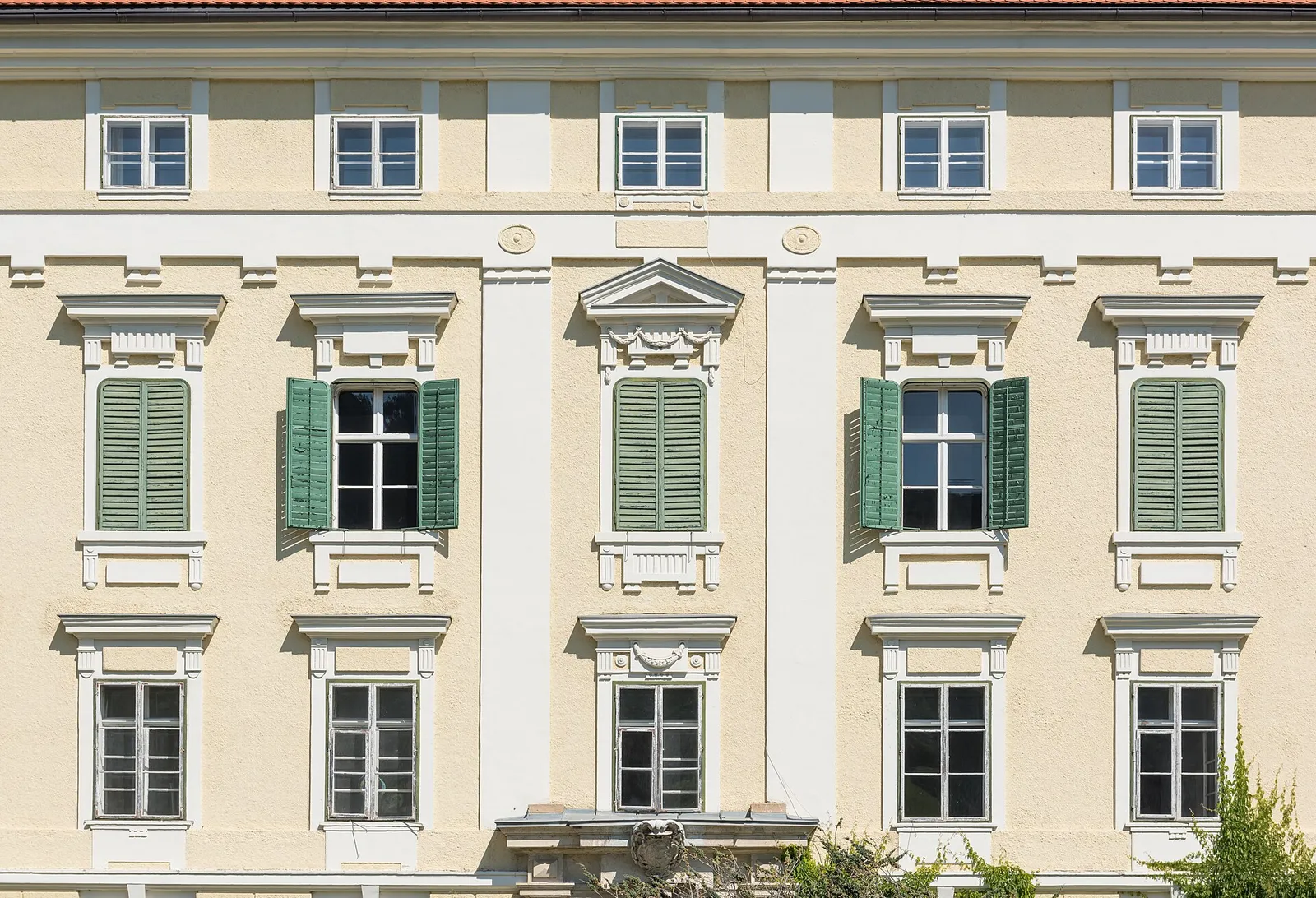 Façade aux volets fermés en plein soleil (illustration)