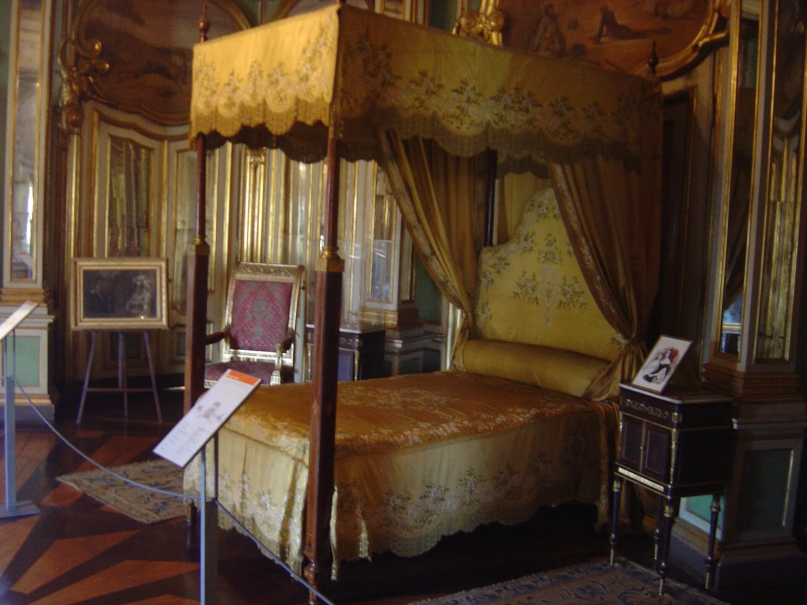 Une chambre et un lit (illustration)