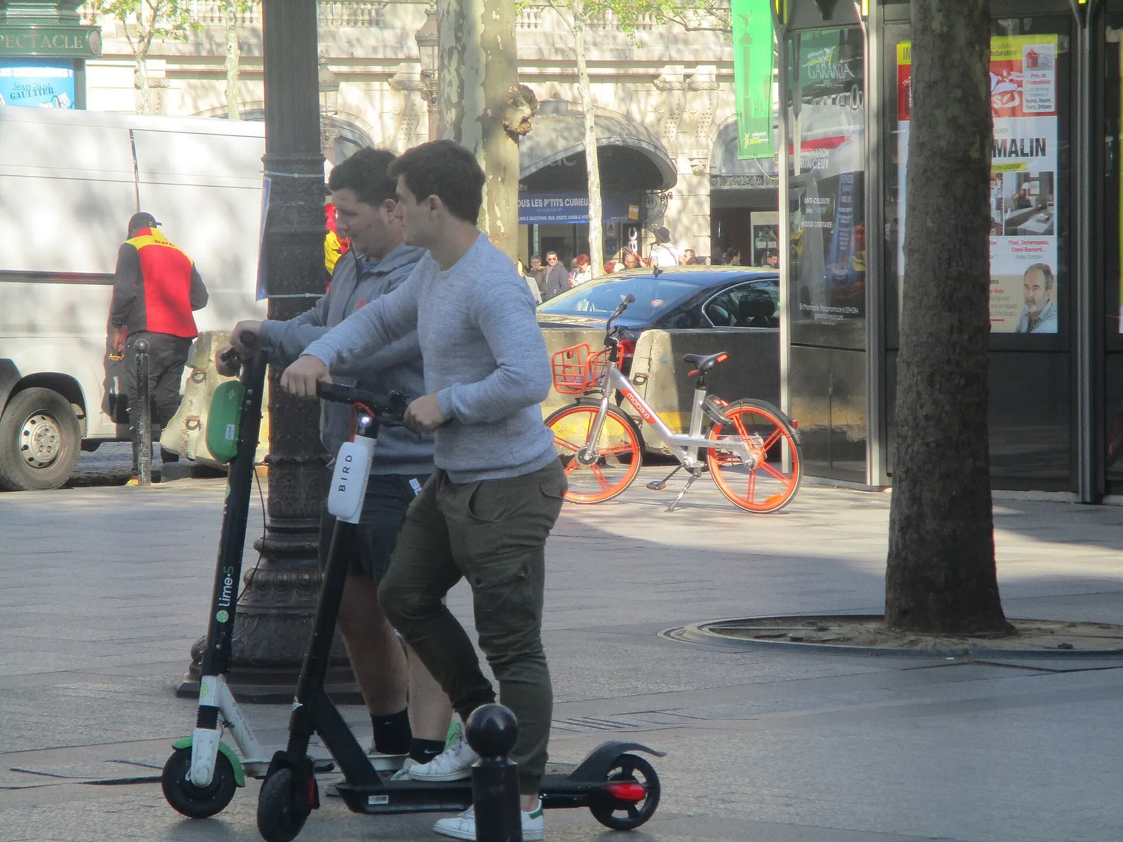 Des trottinettes électriques en libre-service stationnées à Paris