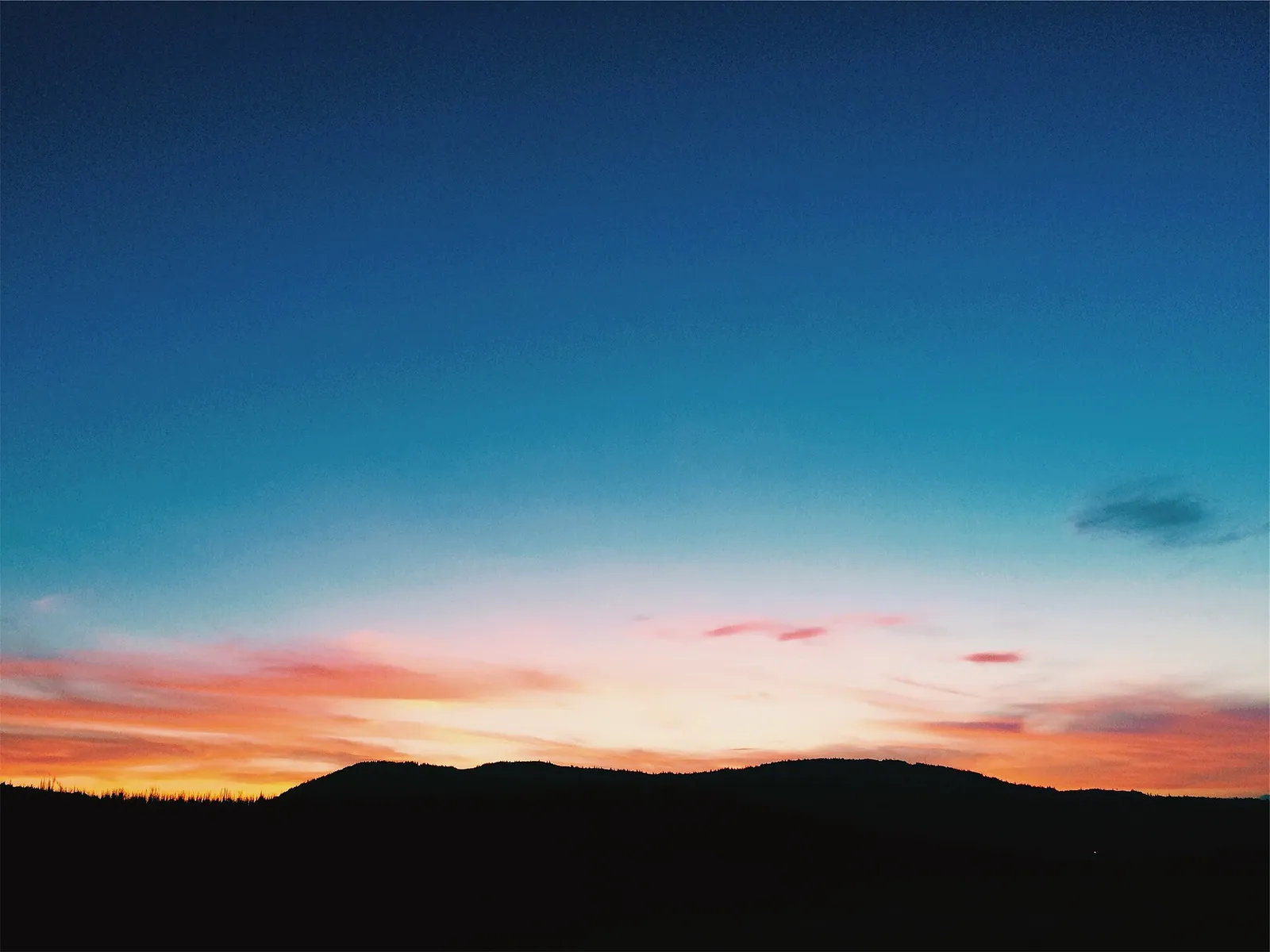 Ciel écrasé de soleil lors d'un épisode de forte chaleur