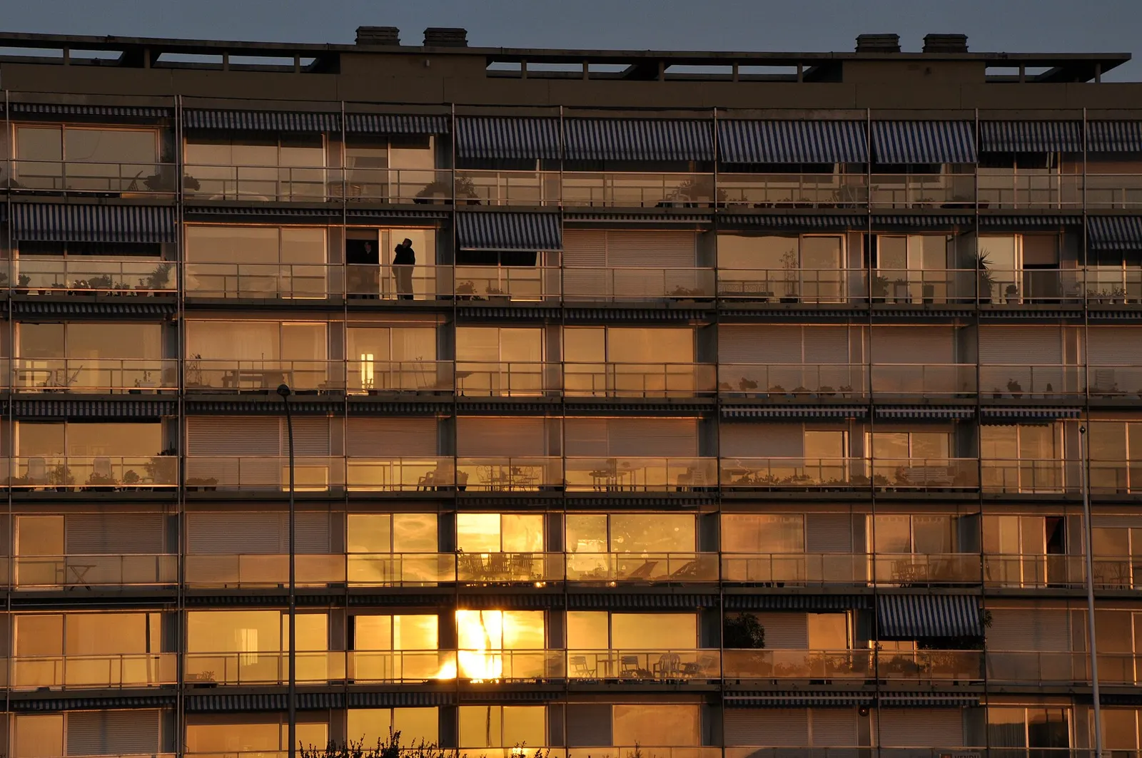 Façade d'immeuble d'habitation au soleil (illustration)
