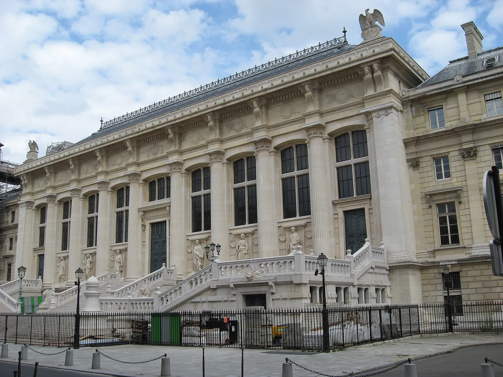 Façade d'un palais de justice (illustration)