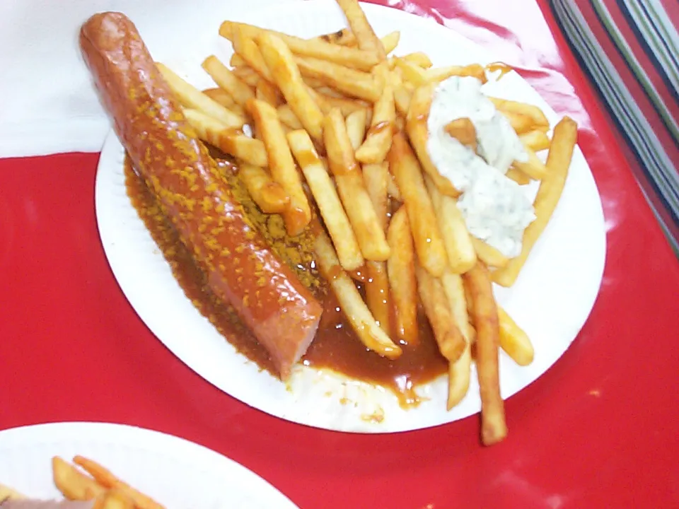 Un currywurst accompagné de frites (illustration)