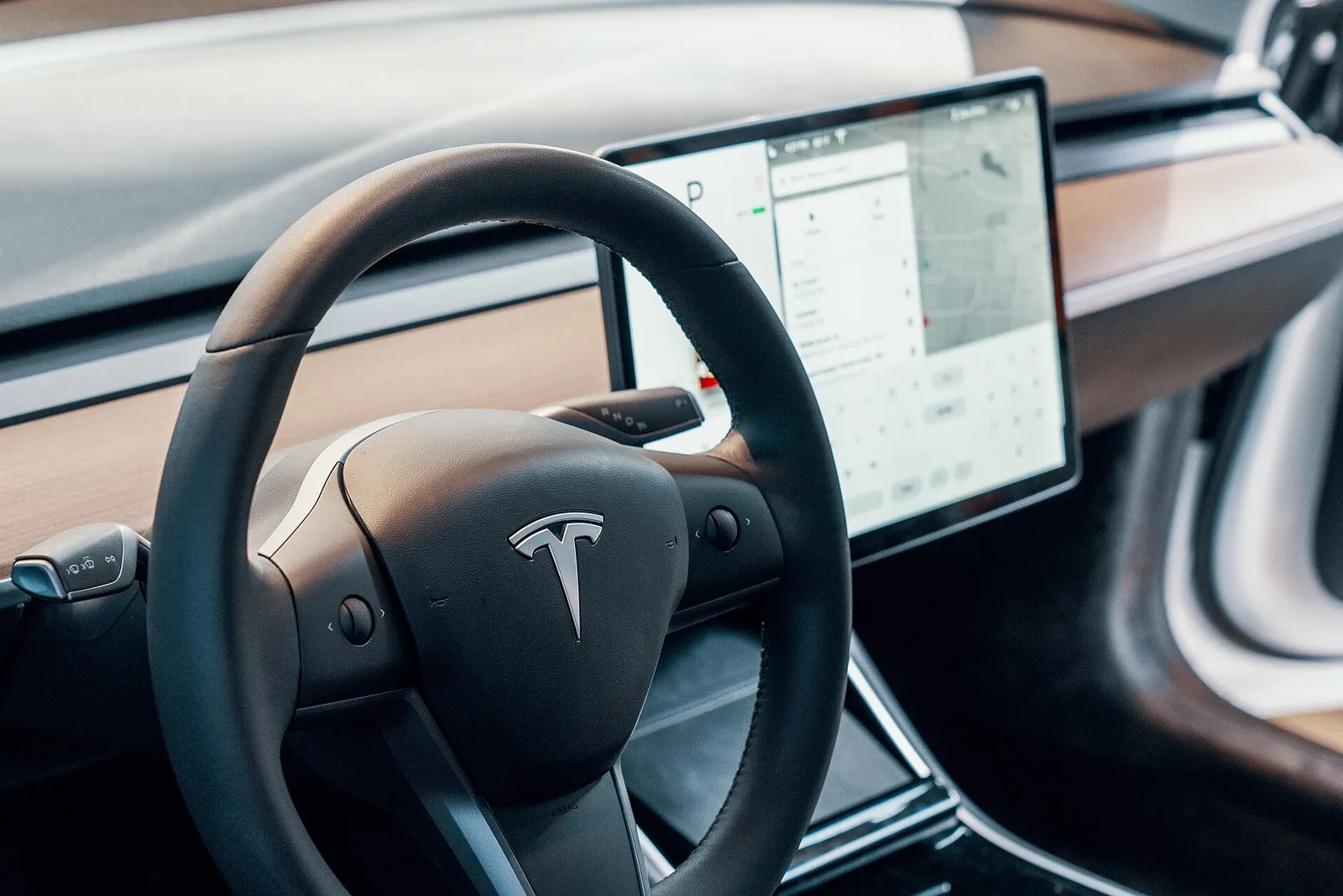 Volant et écran central à bord d'une Tesla