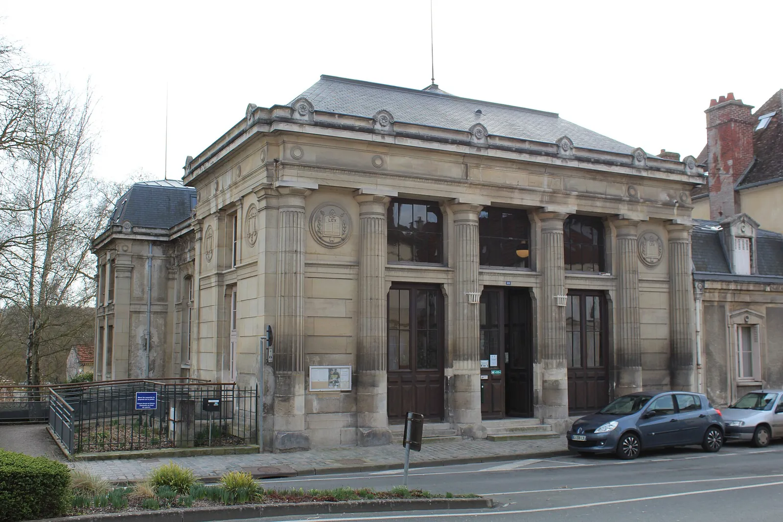 Façade d'un palais de justice (illustration)