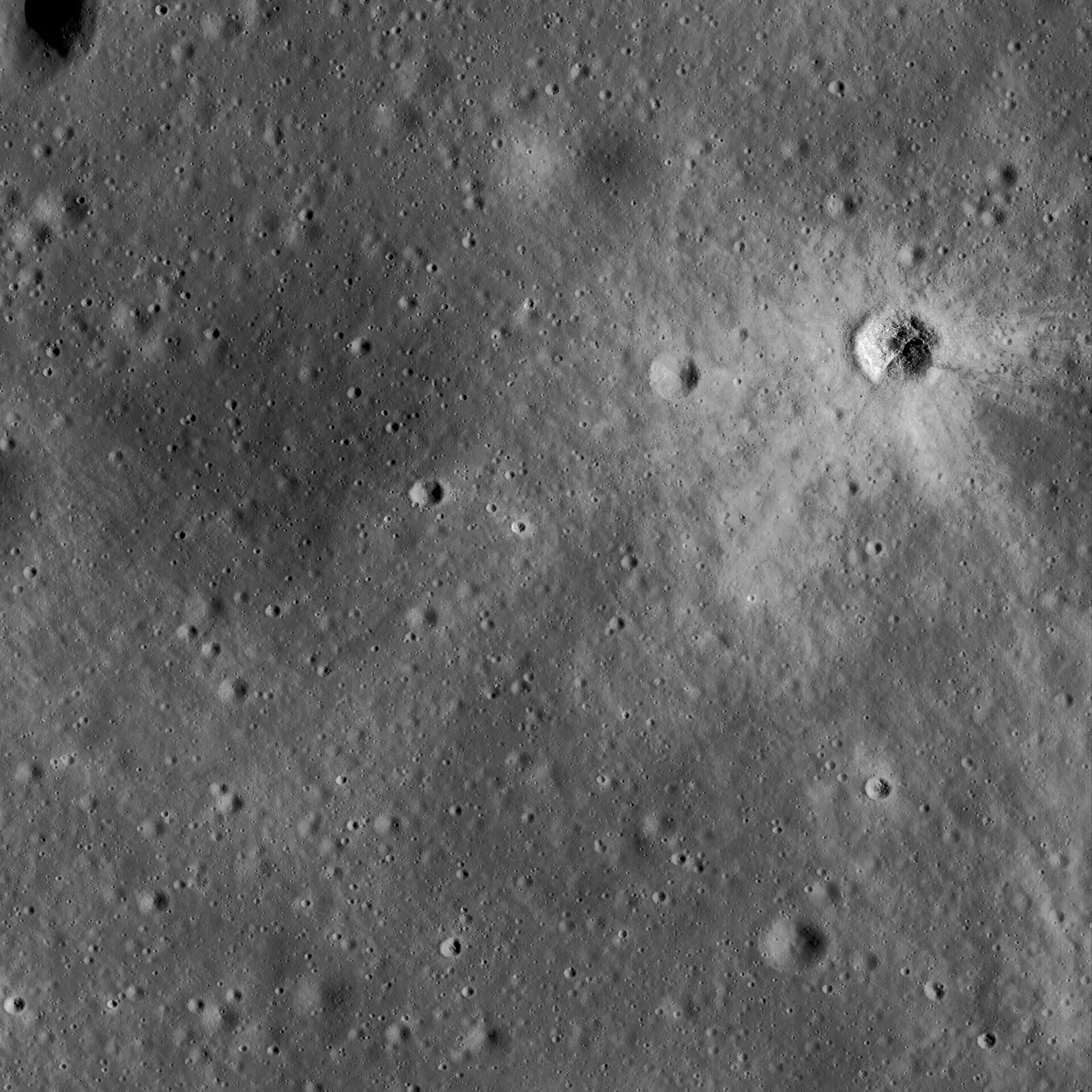 Un grand cratère d'impact à la surface de la Lune