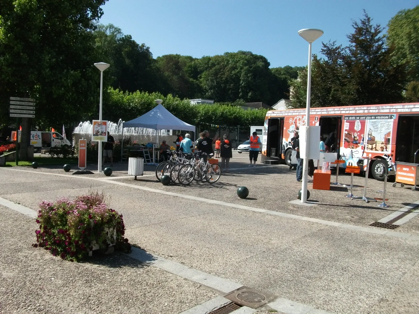 Un véhicule aux couleurs de la CFDT (image d'illustration)