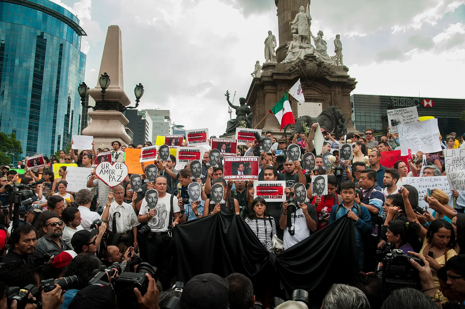 Marche à Mexico en hommage à un photojournaliste assassiné
