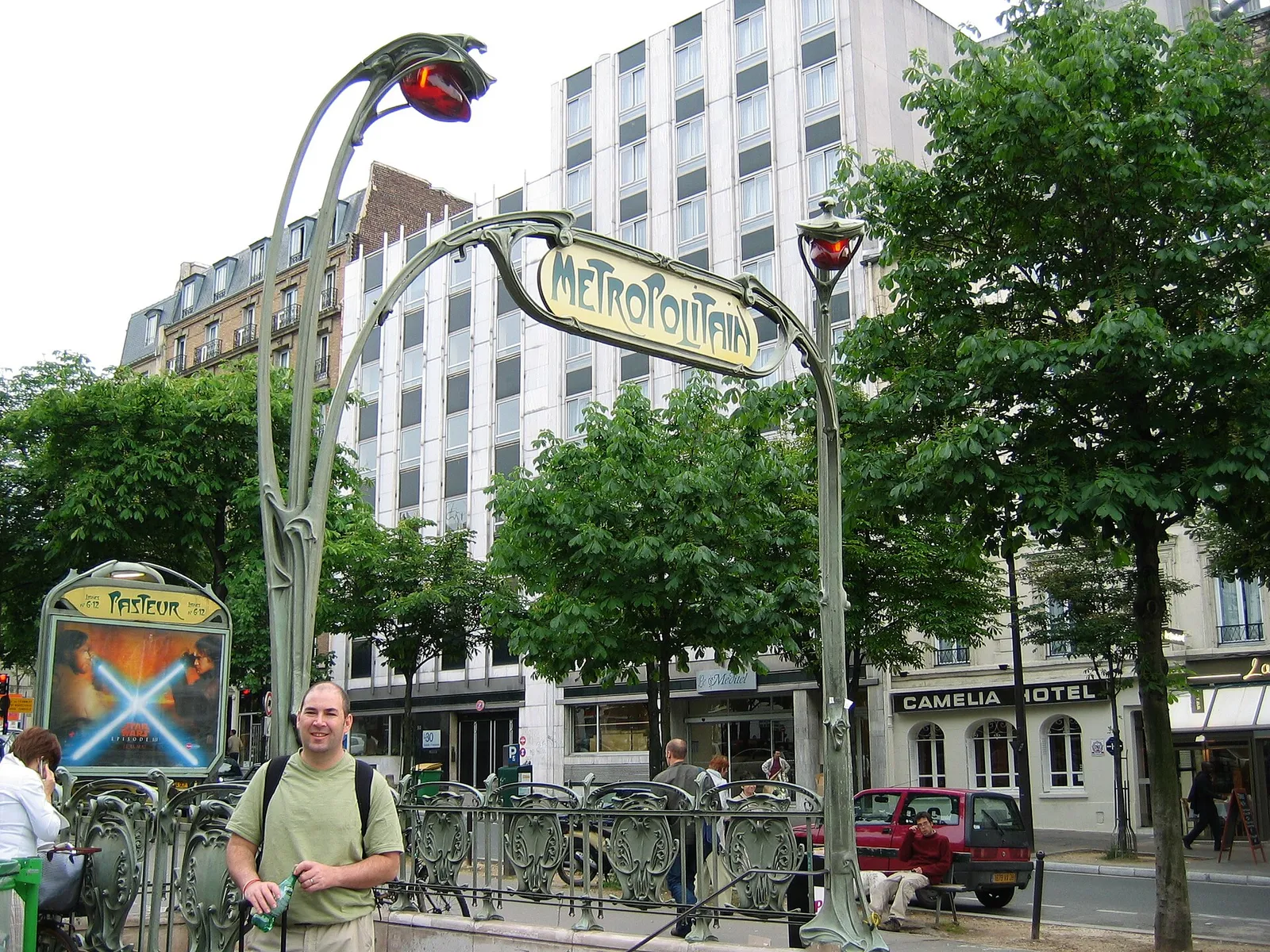 Une entrée de station du métro parisien
