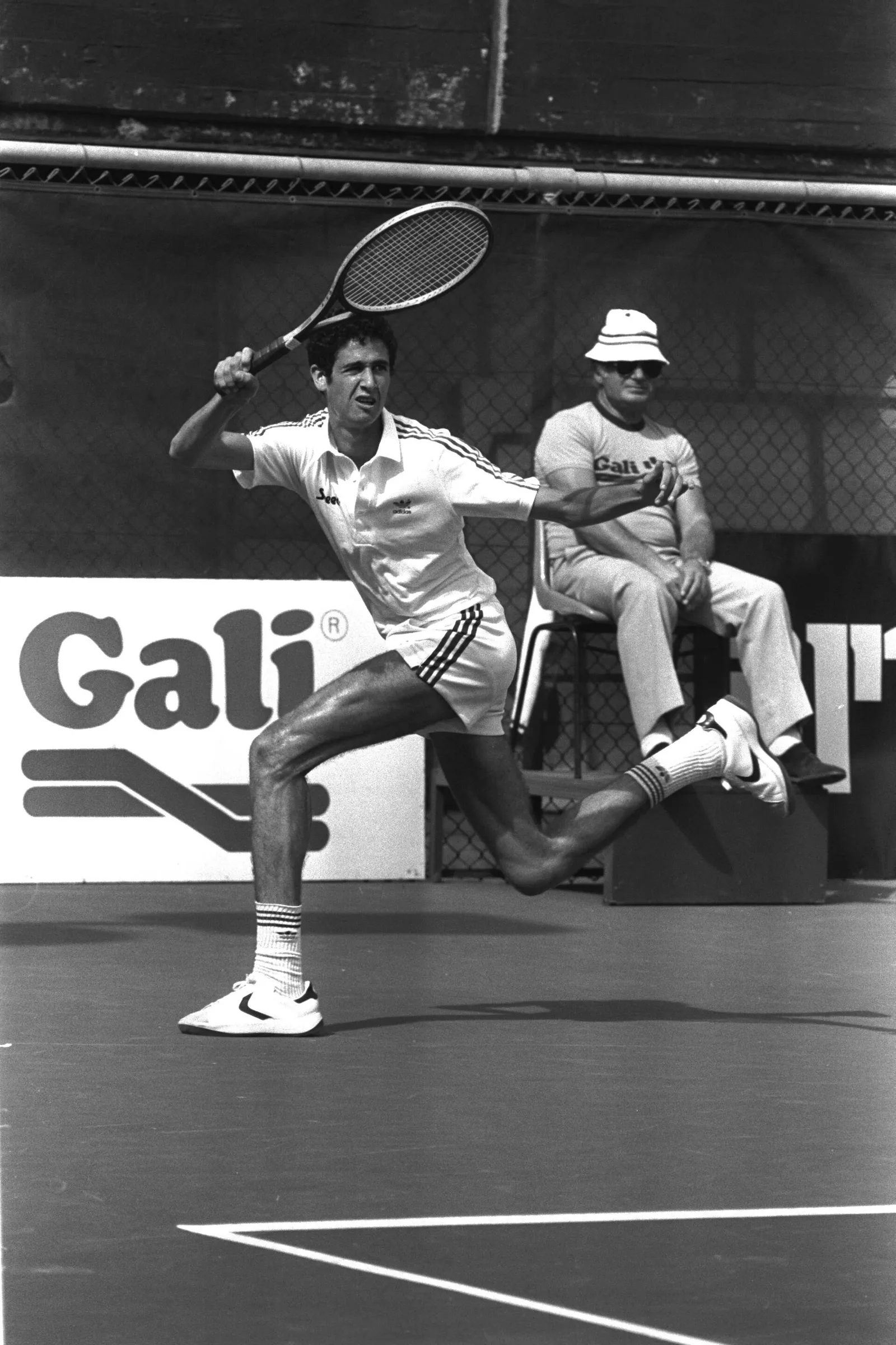 Un joueur de tennis en action (illustration)