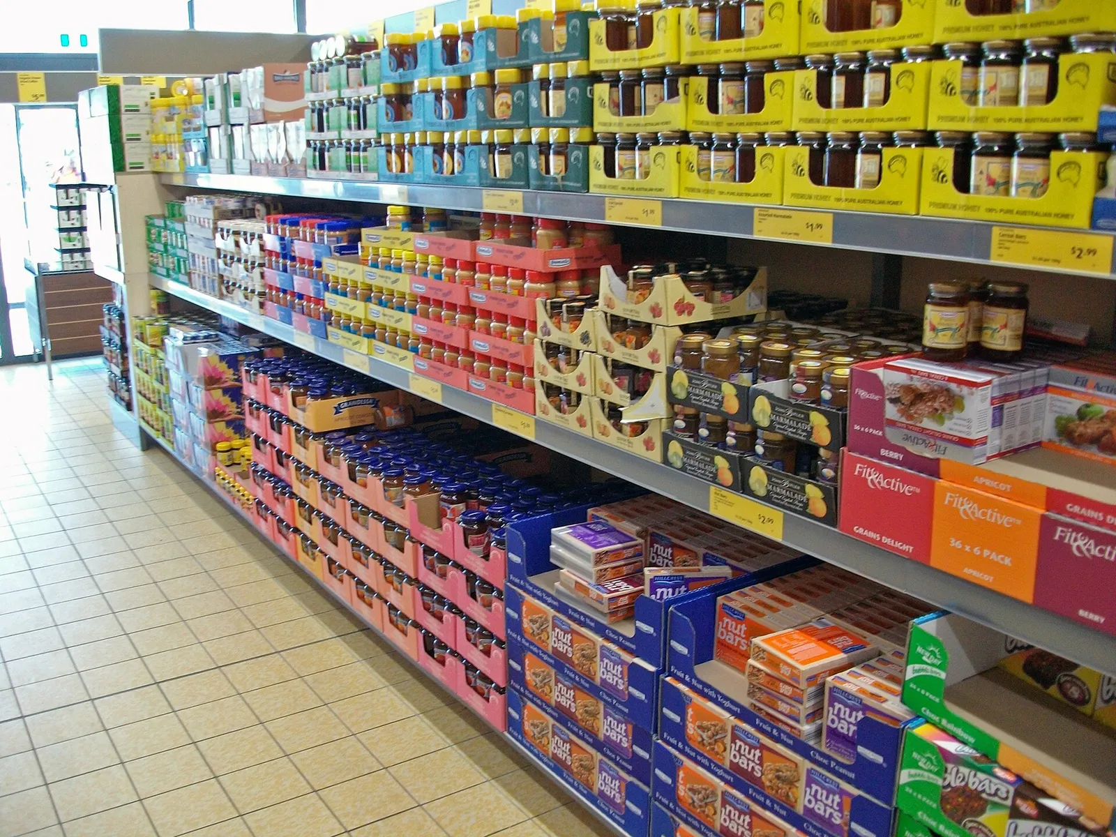 Les rayons d'un magasin discount (illustration)