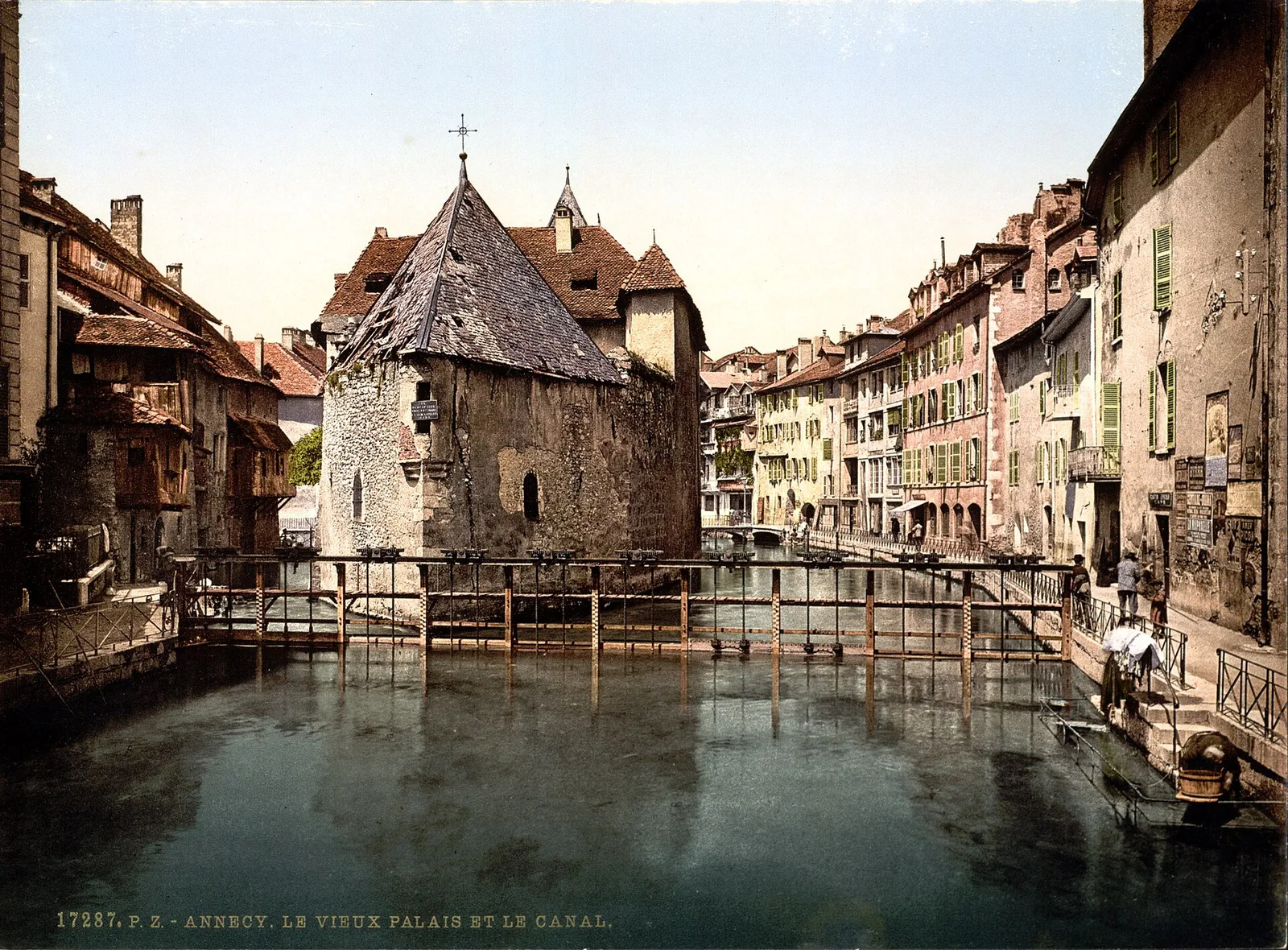 Le Palais de l'Isle et le canal d'Annecy