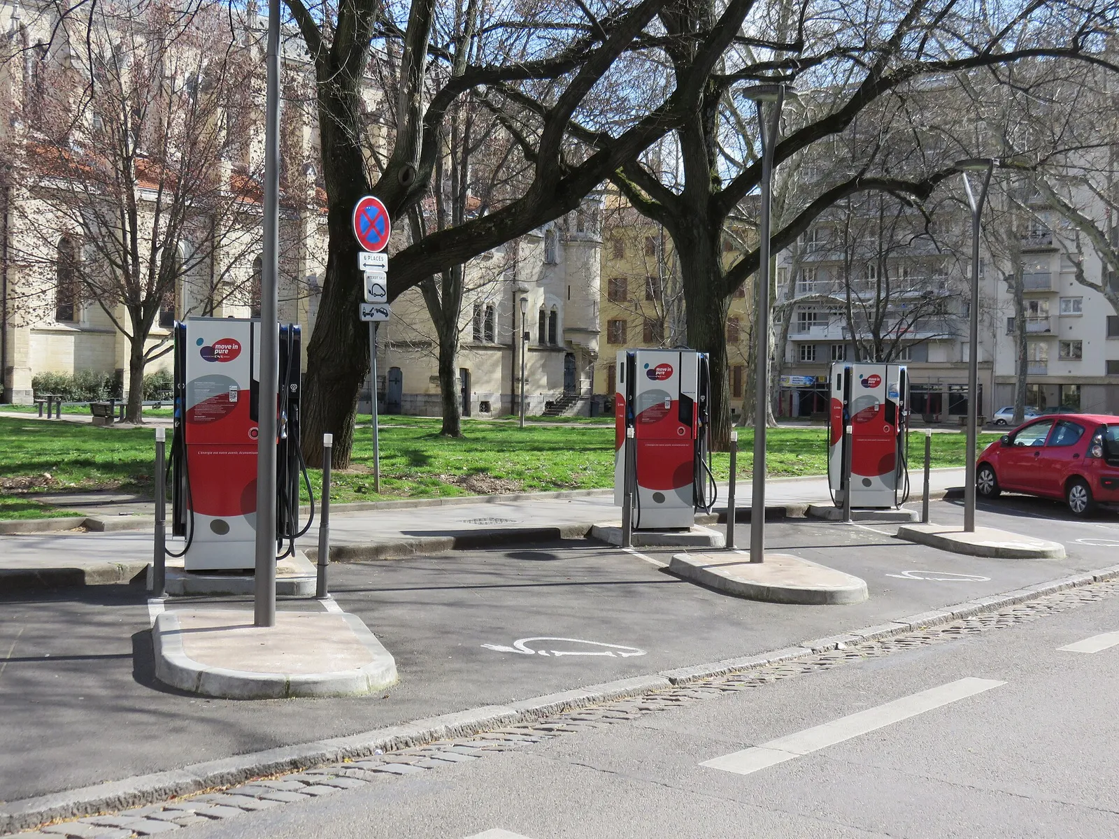 Des bornes de recharge pour véhicules électriques dans une rue à Lyon