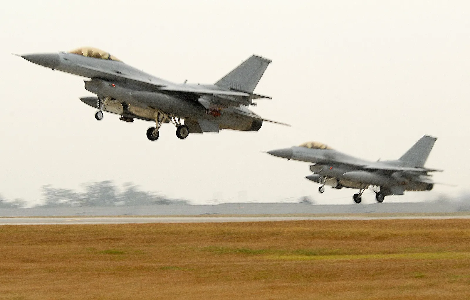 Chasseurs KF-16 de l'armée de l'air sud-coréenne au décollage
