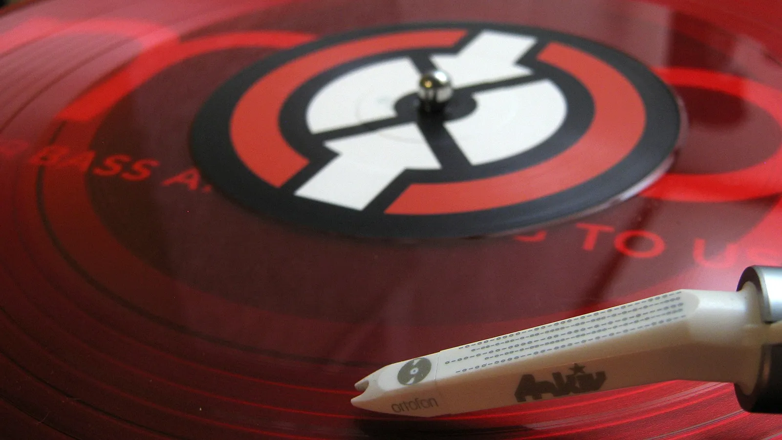 Un disque vinyle sur une platine (illustration)