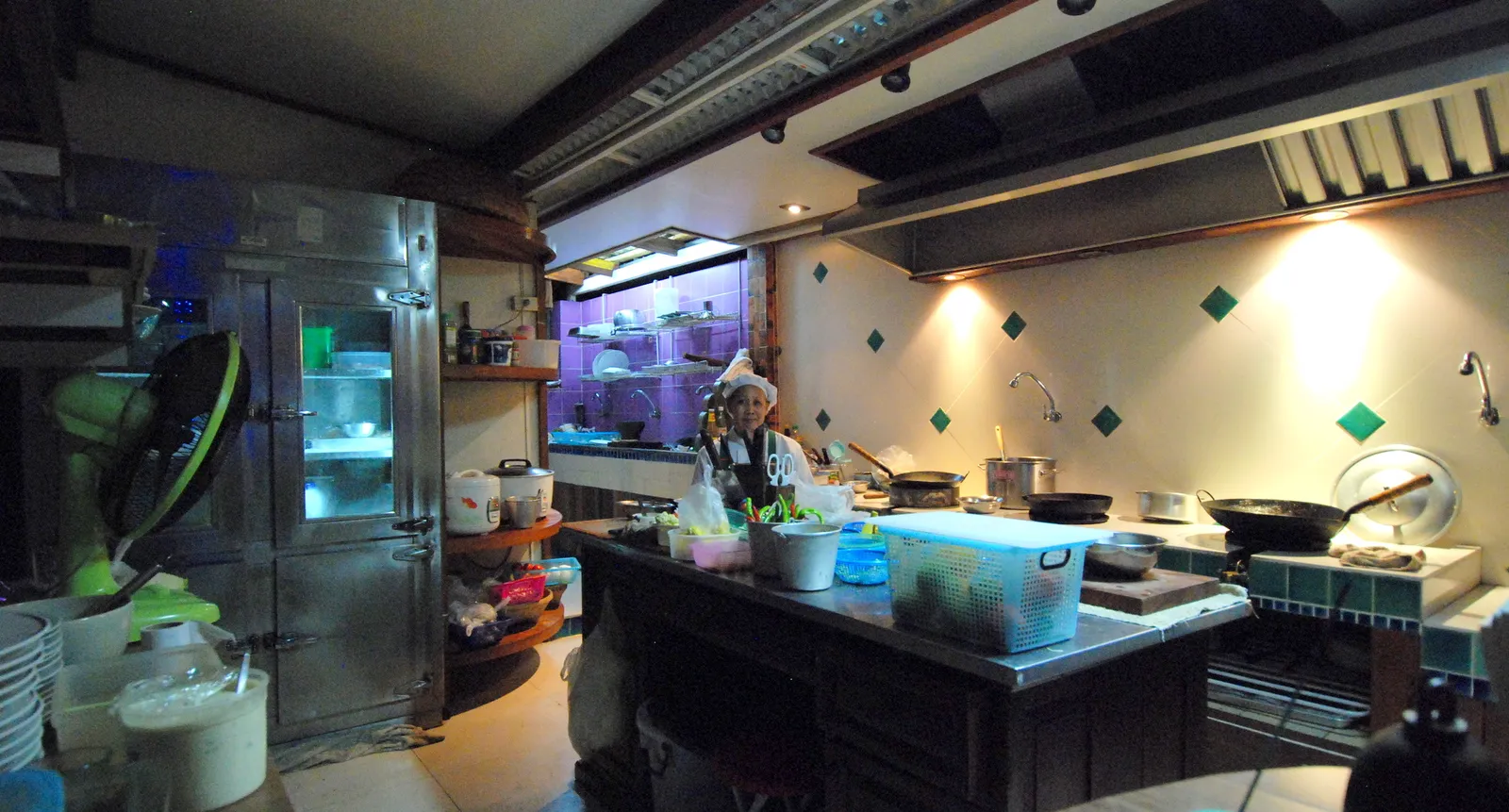 Cuisine de restaurant en plein service (illustration)