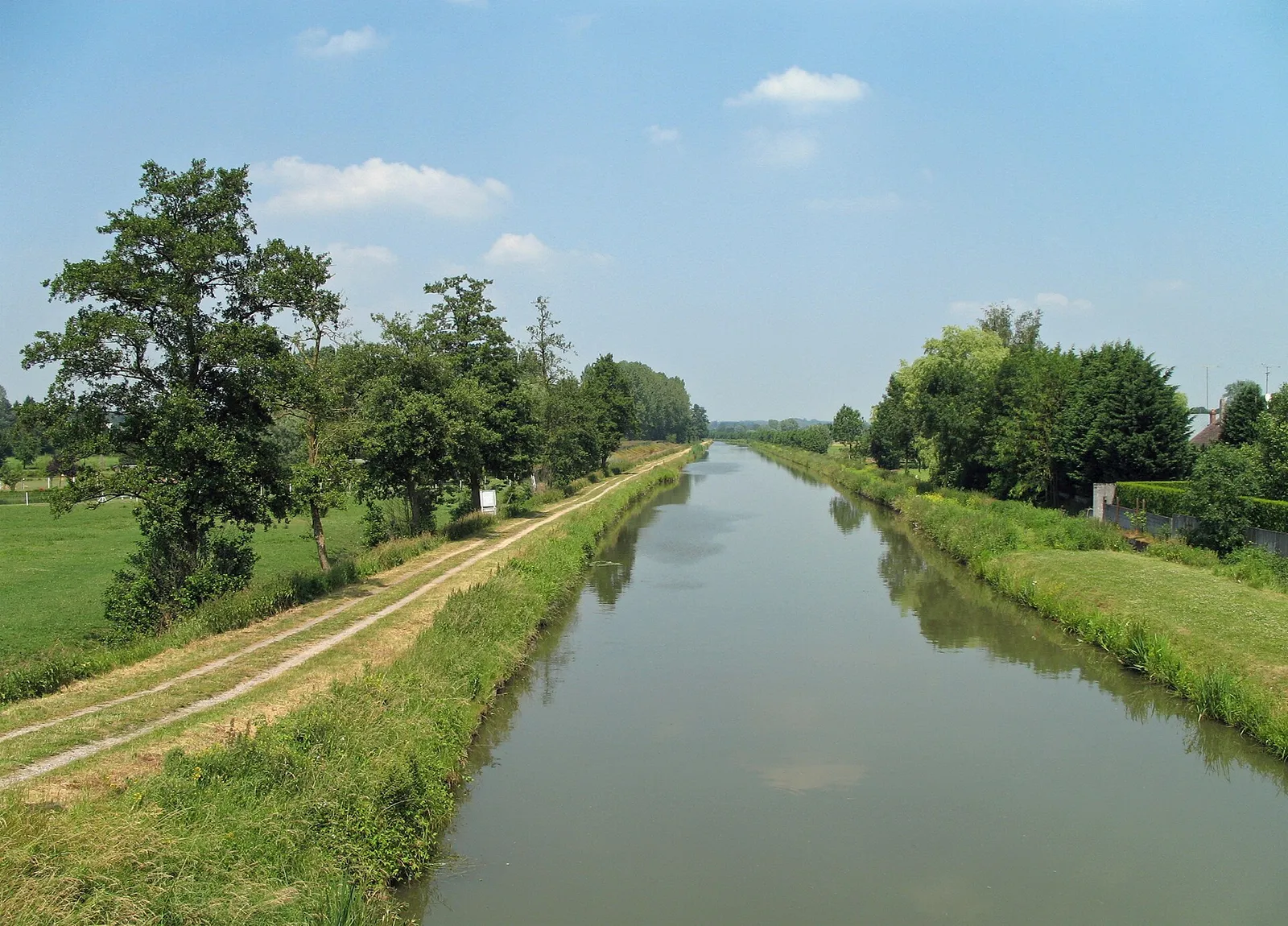Un canal dans le nord de la France (illustration)