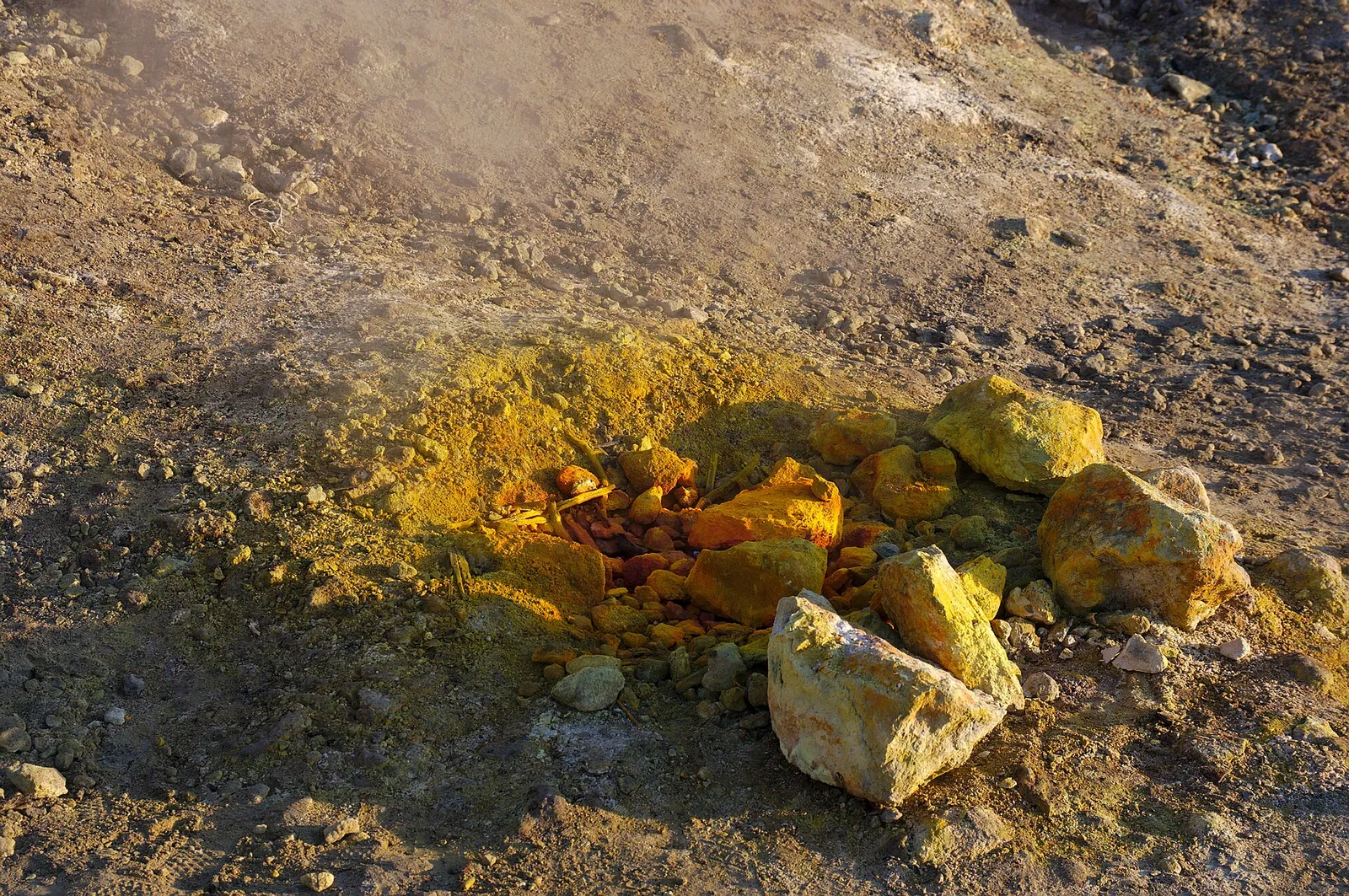 Une fumerolle dans le cratère de la Solfatare, à Pozzuoli